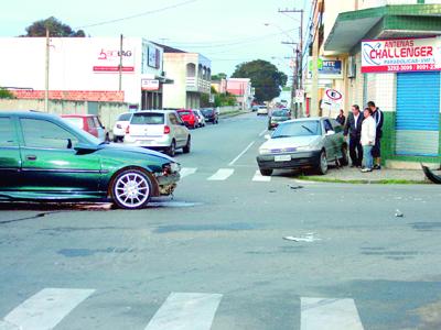 Acidente entre Vectra e Gol em perigosa esquina no Centro