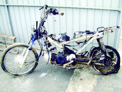 Motocicleta furtada é encontrada queimada