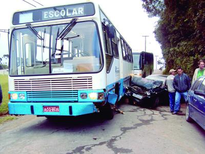 Ônibus e Gol colidem no Jardim Tropical