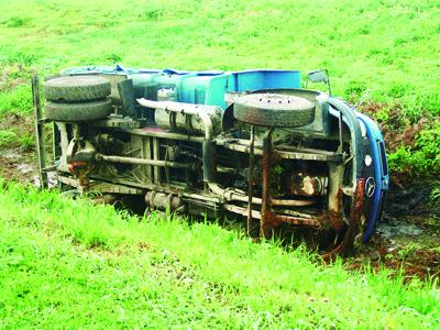 Caminhão tomba na BR-277 e fere motorista