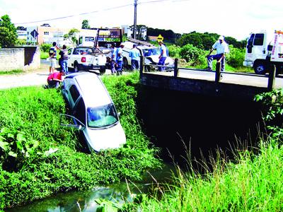 Celta cai no Rio Cambui