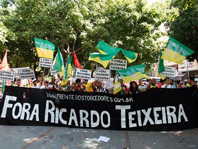 Manifestantes criticam Teixeira antes de sorteio