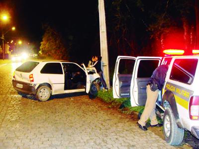 Carro colide contra poste 