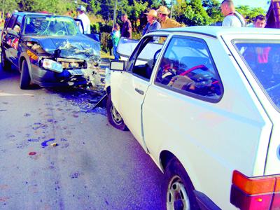 Motoristas feridos em colisão frontal na PR 510