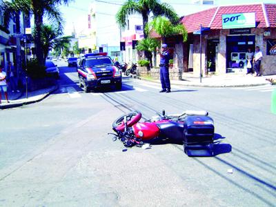 Motoboy causa acidente no Centro