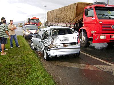 Caminhonete colide na traseira de Celta