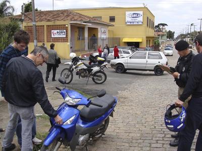 Acidente entre motoneta e carro na Aparecida