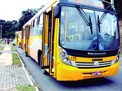 Aposentado ferido ao se chocar com ônibus