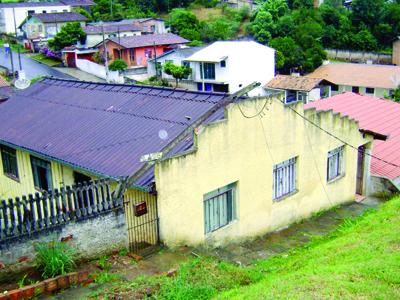 Caminhão derruba poste em cima de casa