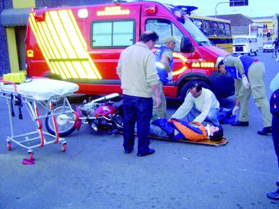 Siate atende motoboy ferido em acidente