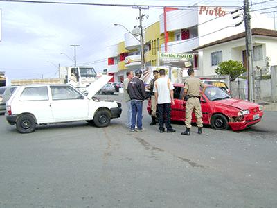 Colisão entre Fiat Uno e Gol na XV de Novembro