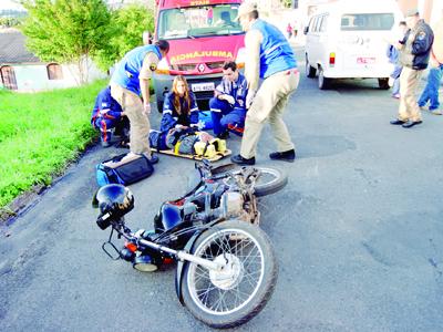 Motoqueiro ferido em colisão frontal