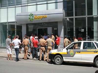 Greve de vigilantes causa tumulto em frente a agência bancária