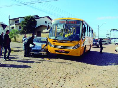 Passageira ferida em acidente entre ônibus e carro no Centro