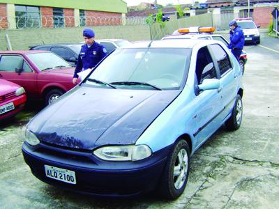 Guardas municipais recuperam veículo roubado