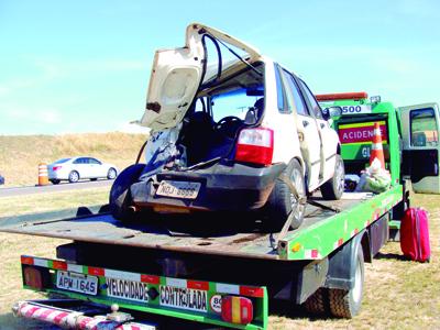 Caminhão colide na traseira de Fiat Uno e duas pessoas se ferem