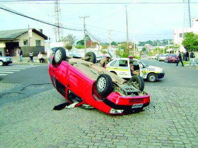 Fiat Uno capota no centro da cidade