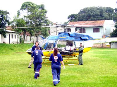 Helicóptero da PRF socorre homem baleado