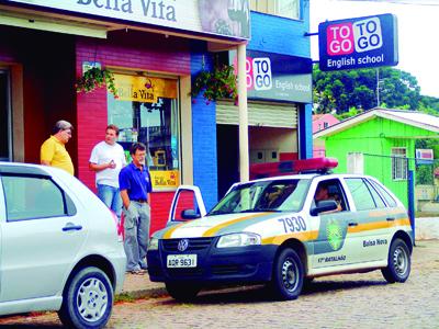 Dupla aborda motorista e rouba veículo no Centro