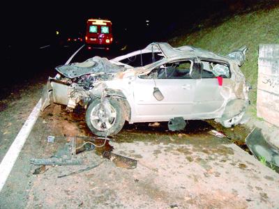 Carro capota na 277 e deixa cinco pessoas feridas