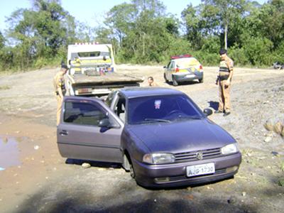 Gol com alerta de furto é encontrado sem as rodas