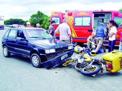 Colisão frontal entre carro e motocicleta