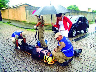 Motoqueiro se assusta com carro e se acidenta