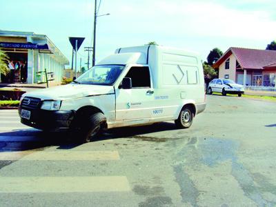 Homem ferido em acidente entre carros na Vila Elizabeth