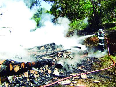 Residência destruída pelo fogo