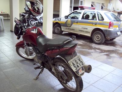 Rapaz é preso com moto roubada