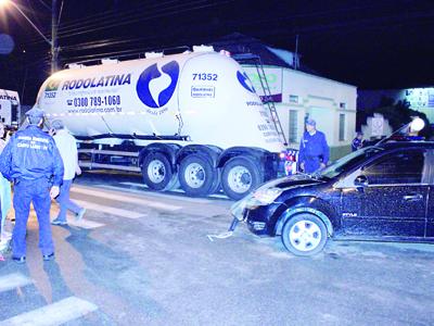 Caminhão e carro colidem no Centro