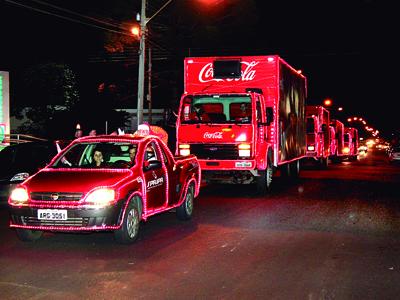 Papai Noel da Coca-Cola passa por Campo Largo