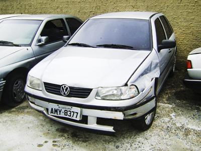 Carro invade calçada e atropela mulher