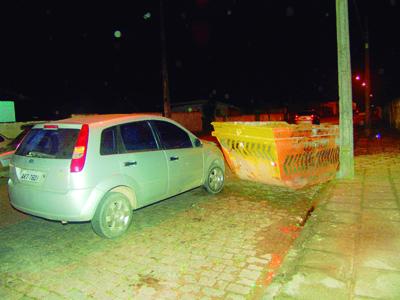 Fiesta colide contra caçamba de entulhos