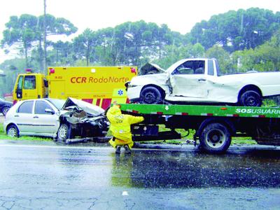 Roubam carro, se acidentam e são presos