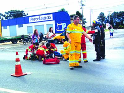 Mulher fica ferida ao ser atropelada por moto