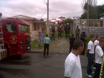 Avião cai sobre casa no Bacacheri. Piloto morreu 