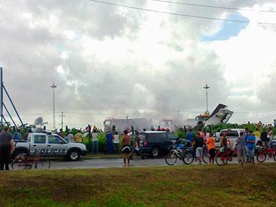 Avião cai no Recife e deixa 16 mortos