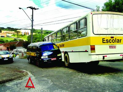 Acidente entre veículos escolares