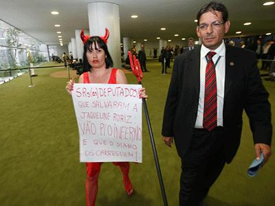 Manifestante fantasiada protesta contra absolvição Jaqueline Roriz na Câmara