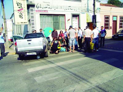 Carro sem motorista atropela aposentado