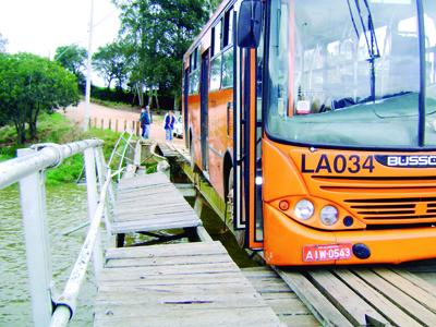 Ônibus do Transporte Escolar ?encalha? na ponte da represa