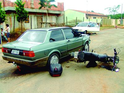 Acidente entre carro e moto no Ouro Verde