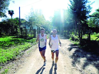 Deficiente visual treina em Campo Largo para maratona em Foz do Iguaçu