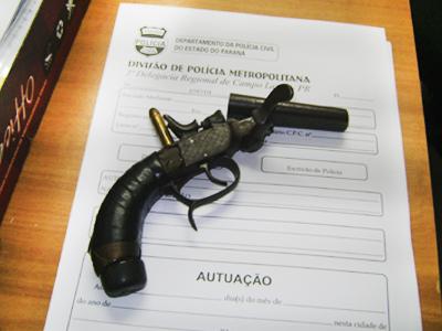 Jovem é detido por posse de arma