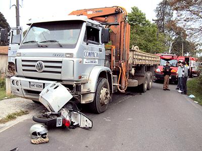 Homem gravemente ferido em acidente