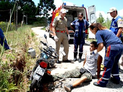 Entregador ferido em queda de moto