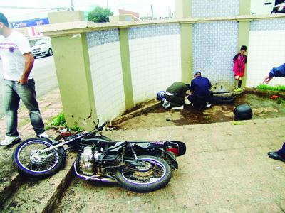 Ferida ao sofrer queda de moto no Centro