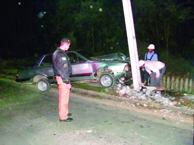 Motorista foge após bater carro  em poste na Expedicionários