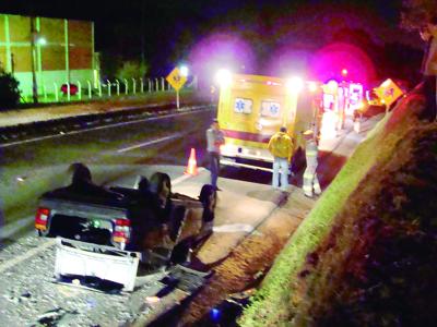 Carro capota no São Caetano